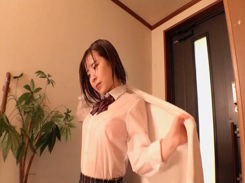 Cha dượng hiếp dâm cô con gái vợ khi đi học về